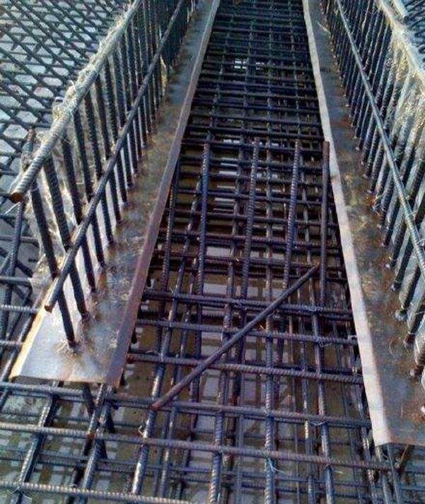选用300*3的止水钢板